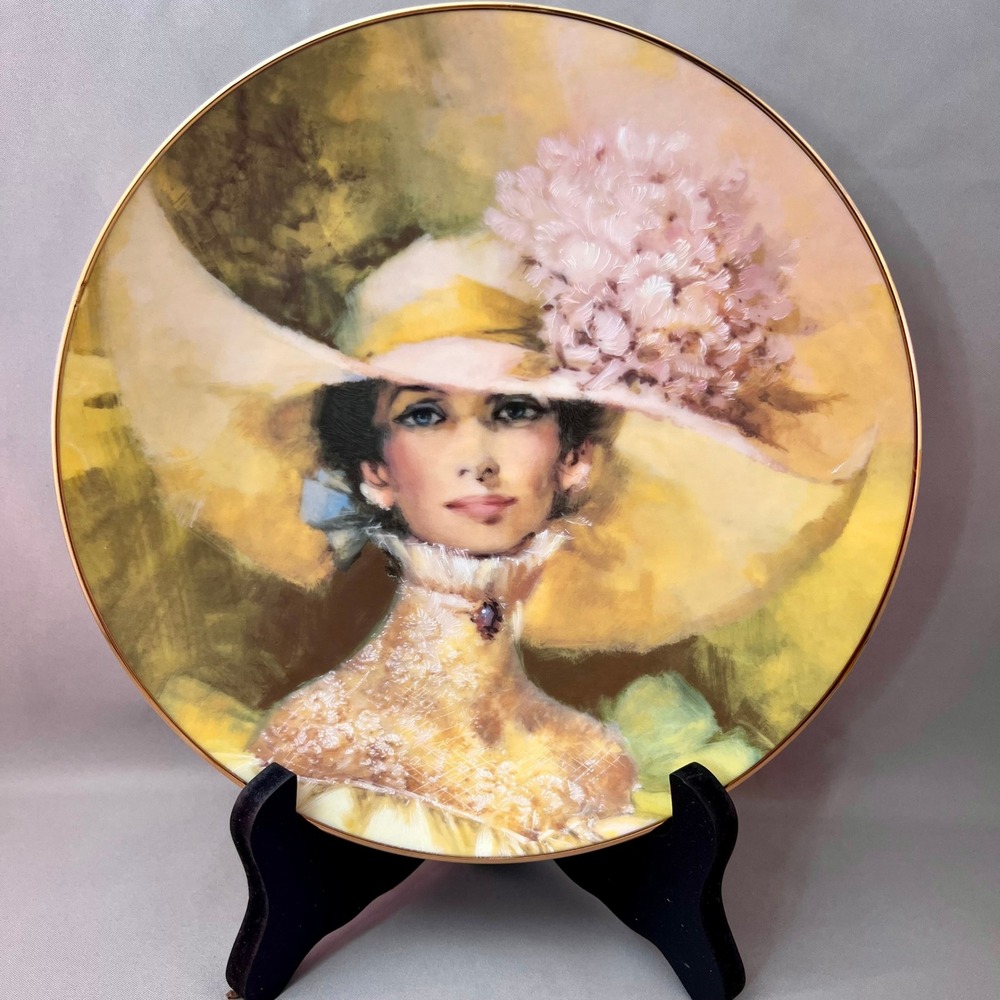 Avon Collector Plate Mrs PFE Albee Summers Soft Whisper 8.5" Gold Trim Excellent